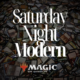 "Saturday Night Modern" in weißer Schrift auf dunklem Hintergrund (Magic Karten auf einem Tisch verstreut). Darunter noch das Magic: The Gathering Logo